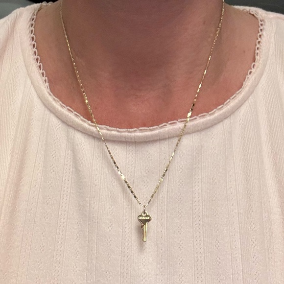 The Giving Keys gold necklace - “Courage” - Picture 3 of 3